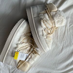 Ardene Moonboot lookalike Cream